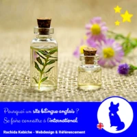 deux petites bouteilles d'huile essentielle en gros plan